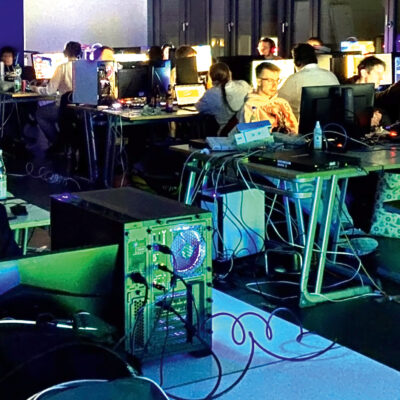 Beitragsbild zu einer von COM-IN gesponserten Veranstaltung der HGI, man sieht viele Studierende am Rechner bei einer LAN-Party