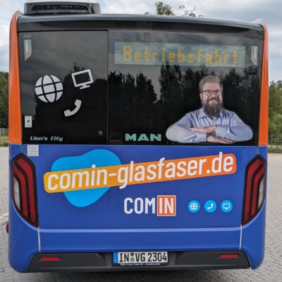Foto: VGI Bus Rückseite mit COM-IN Beklebung
