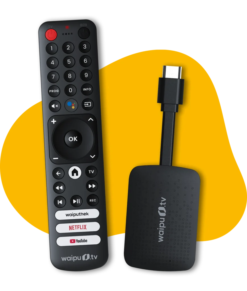 Waipu.tv 4K Streaming-Stick und Fernbedienung. Links eine schwarze Fernbedienung. Rechts ein kompakter schwarzer Streaming-Stick mit USB-C-Eingang und HDMI-Stecker.
