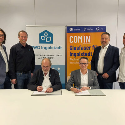 Foto: Auftrag für die Glasfasererschließung von 3.200 Wohnungen der GWG: COM-IN Geschäftsführer Christian Siebendritt (3. von rechts) und Alexander Bendzko (3. von links), bei der Vertragsunterzeichnung. Mit dabei sind von links Richard Winter (Prokurist) und Florian Rieck (Prokurist, beide GWG) sowie Gunter Cernicek (Projektleiter) und Bernd Keller (Abteilungsleiter Infrastruktur, beide COM-IN)